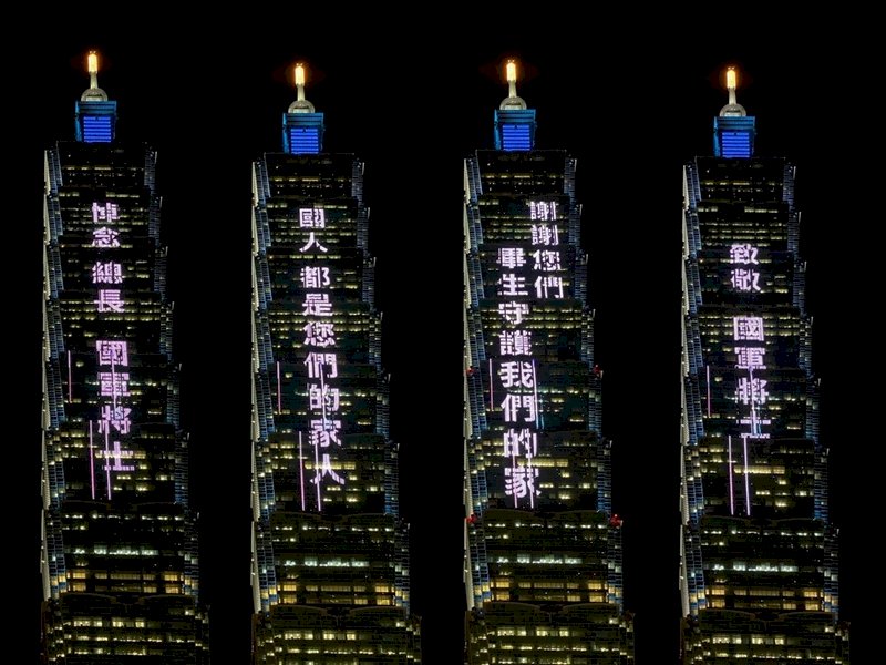 黑鷹直升機失事 台北101點燈悼念殉職將士