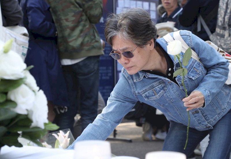 向黑鷹殉職將士致意 民眾哽咽：謝謝國軍