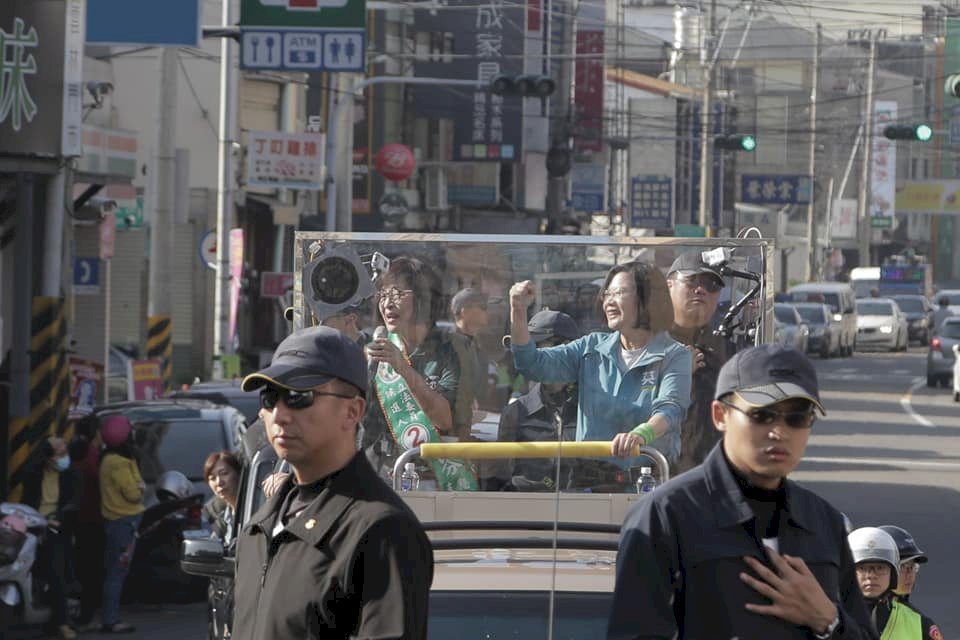 蔡英文全國大車掃進入雲嘉投 豬農花生農力挺辣台妹