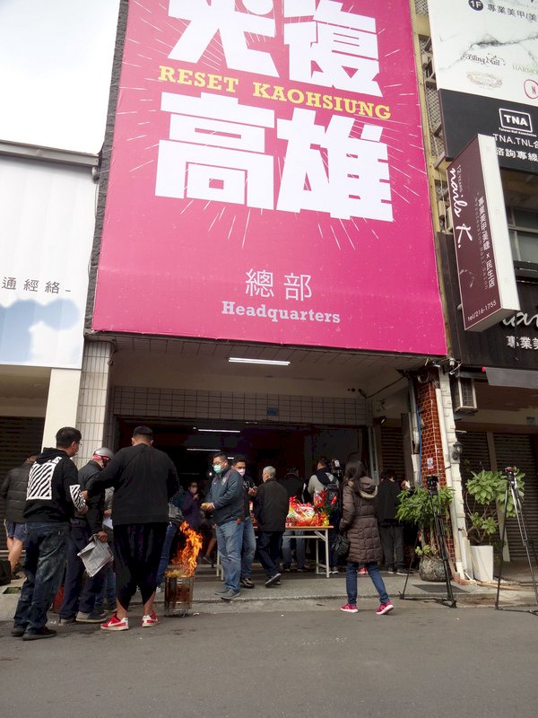 罷韓二階連署今起跑 婦人先探路搶頭香