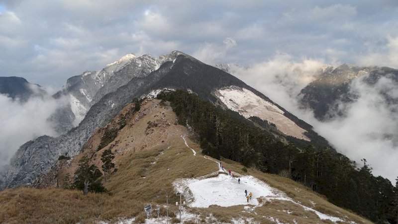 氣溫零下6度 雪山積雪結成硬冰