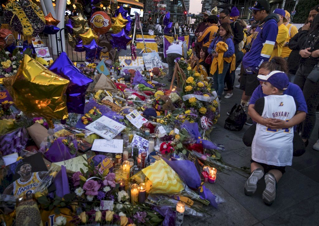 湖人告別Kobe再出發 數萬球迷齊聚悼念