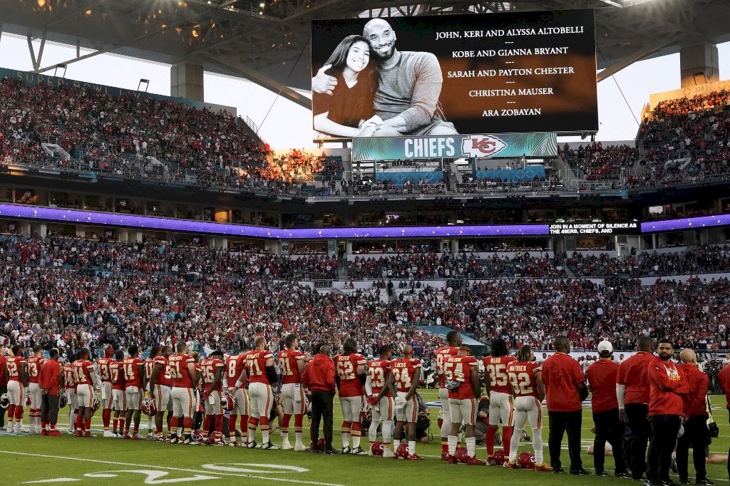 NFL超級盃開踢 向墜機驟逝Kobe致敬