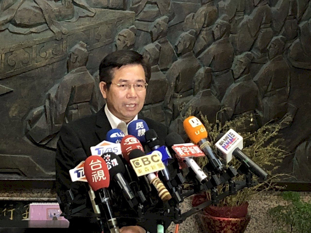 校園防疫物資 教長：全國配送額溫槍、酒精、645萬片口罩