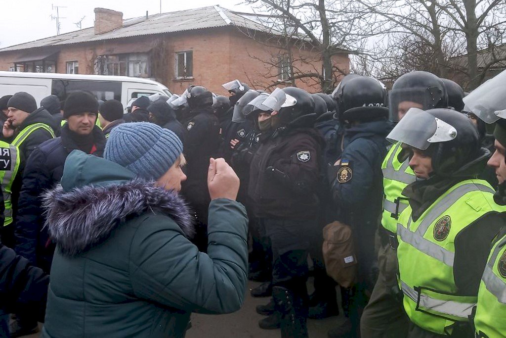 擔憂武漢肺炎隔離者在家附近 烏克蘭爆發警民衝突