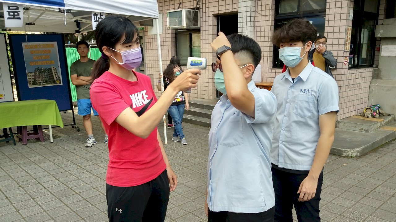 15分鐘可量完2千多人額溫 教長滿意板中防疫整備(影音)