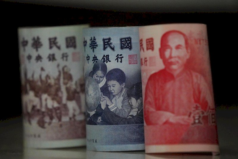 台股相對抗跌助長信心 新台幣逆勢走揚升破1角