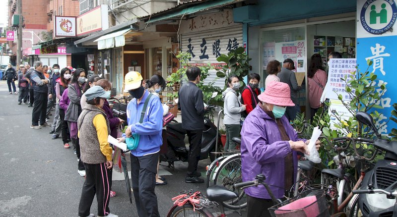 口罩預購更便利 政院開發超商插卡預購