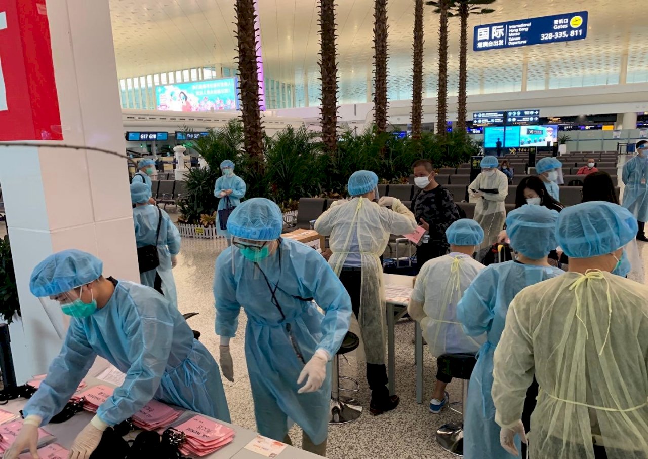 搭包機返家&nbsp; 湖北港人：還是香港生活自由