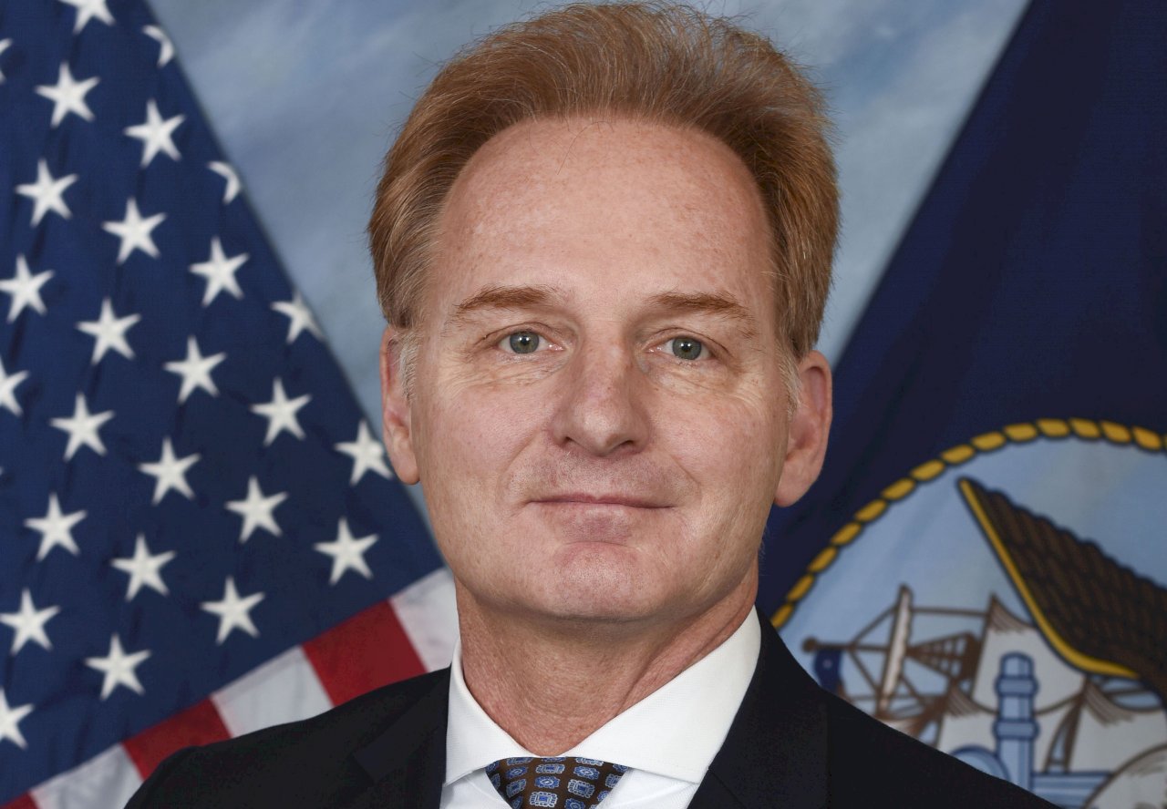揶揄羅斯福號航母艦長挨轟 美海軍代理部長下台