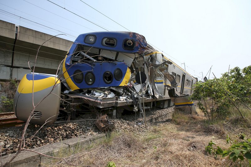 聯結車卡平交道遭區間車撞 台鐵求償3.2億