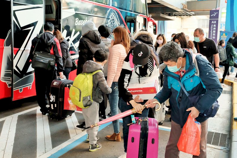首班類包機乘客解除隔離 國三生盼趕快返校學習