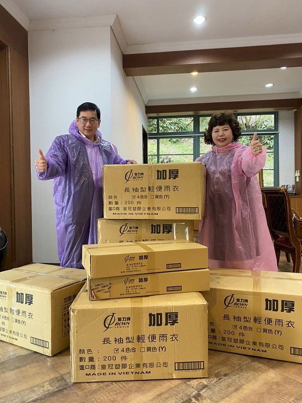 不忍大阪醫護穿垃圾袋執勤 台灣捐萬件雨衣