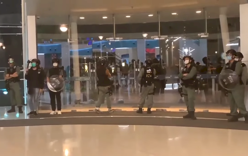 香港民眾商場高唱反送中歌曲 遭警持槍驅離