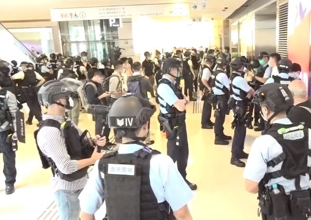 香港市民中環集會 浸大學生記者遭警毆打並帶走