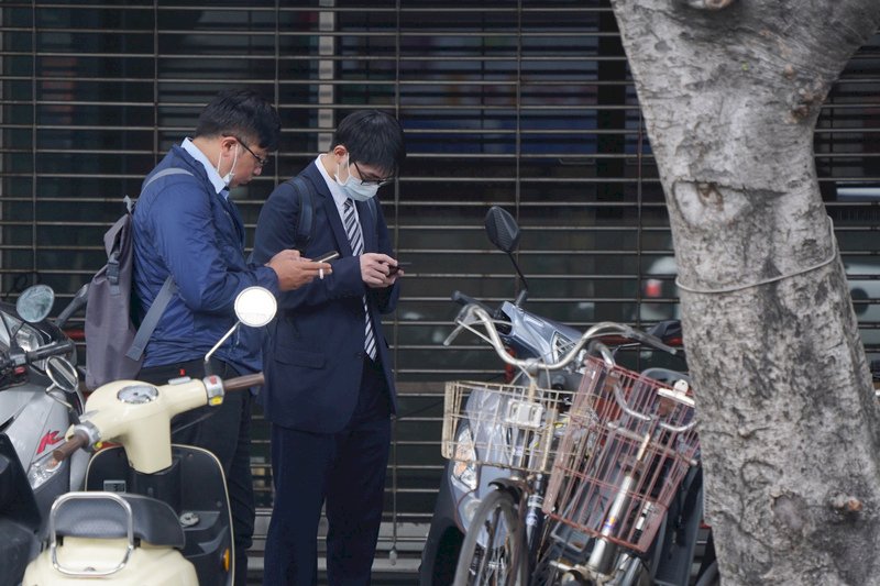 罕見！3月經常薪資比2月低 主計總處直言4月更慘