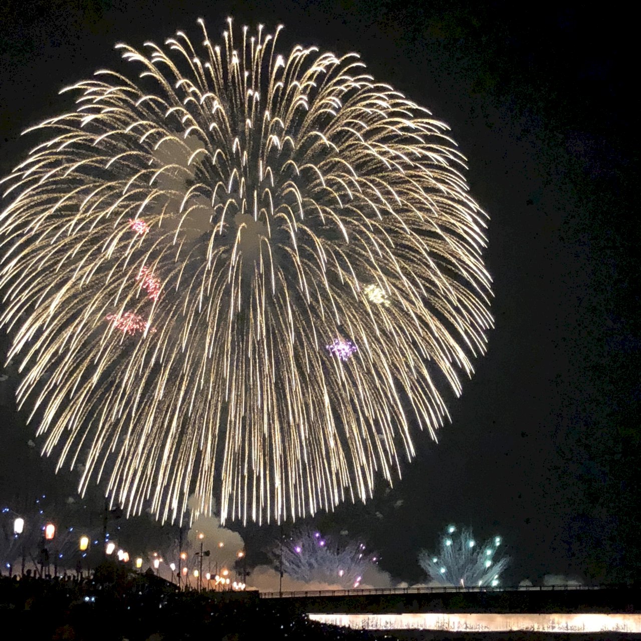 祈願疫病平息 日本百餘業者同步放煙火