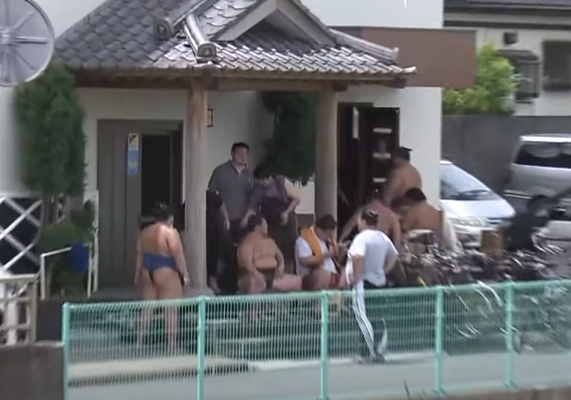 日本女性跳河尋短 20名大相撲力士搭救成佳話