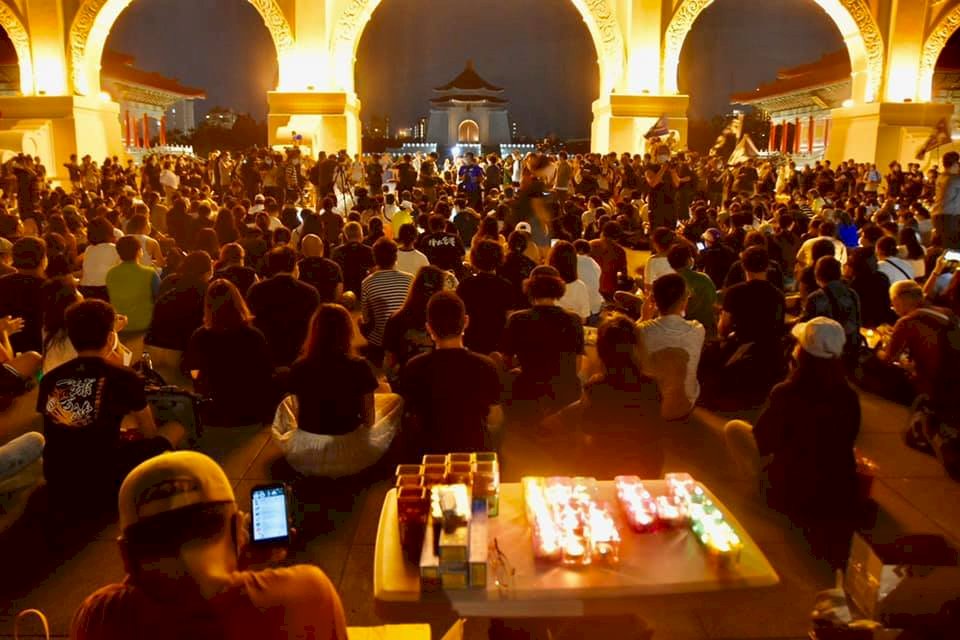 毋忘六四（上）— 沒有不回頭的鐘擺 信自由花開有時