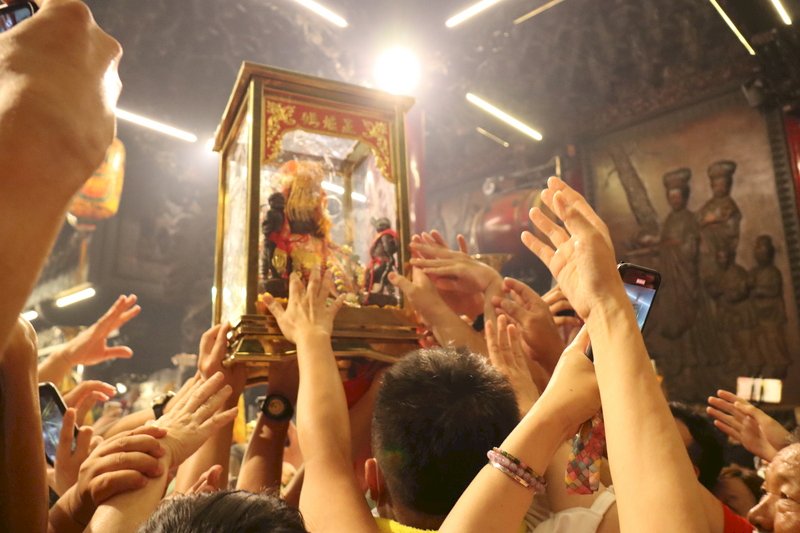信眾湧入鎮瀾宮 戴口罩迎接大甲媽祖回鑾