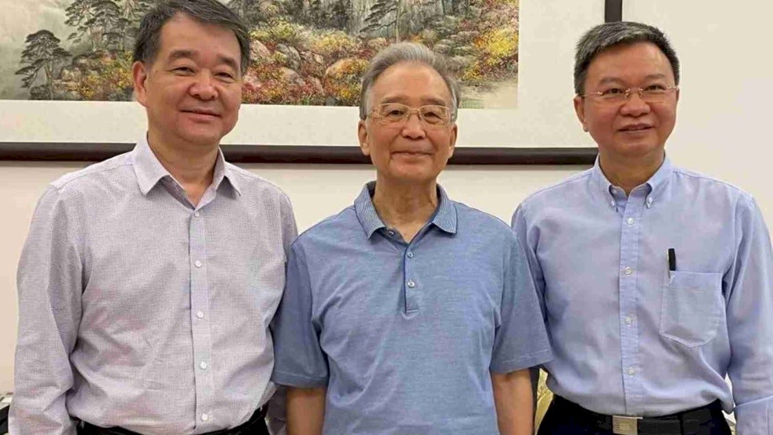 溫家寶北京家中露面 滿頭灰白為大學校園題詞