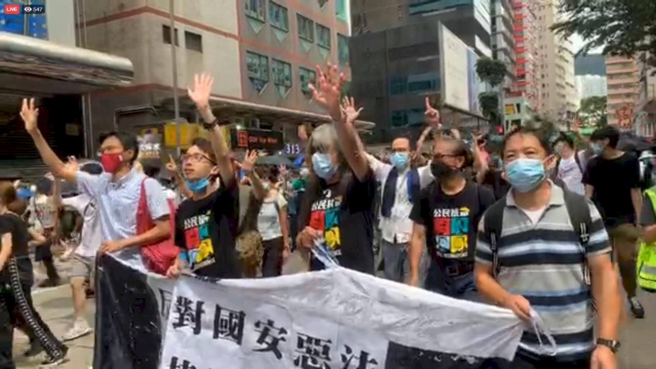 港區國安法生效 警方水砲車驅散七一遊行示威者