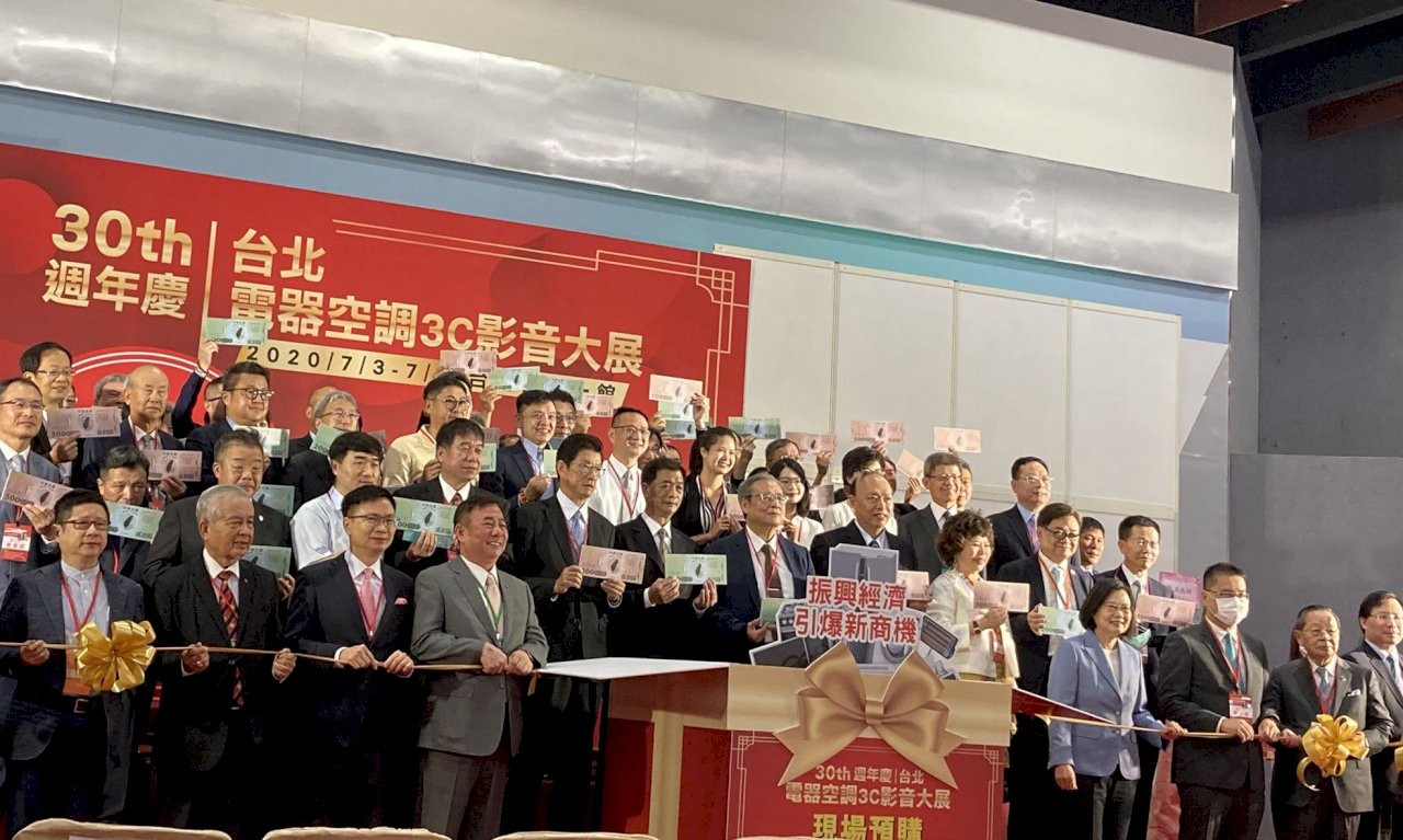 力推三倍券消費 總統笑稱挽救婚姻靠3種家電 (影音)