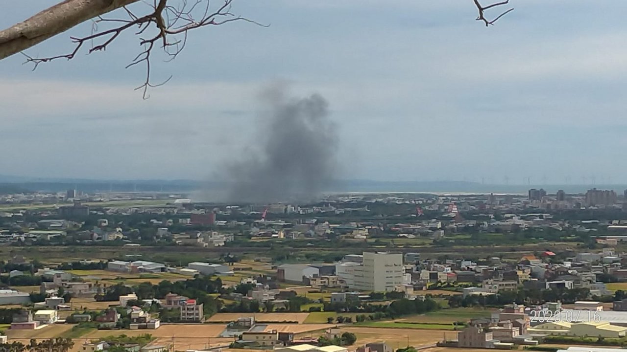 消防局：新竹空軍基地疑直升機墜落火警