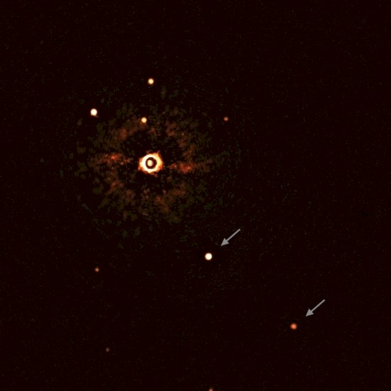 科學家發現嬰兒期太陽及兩行星 拍攝罕見全家福