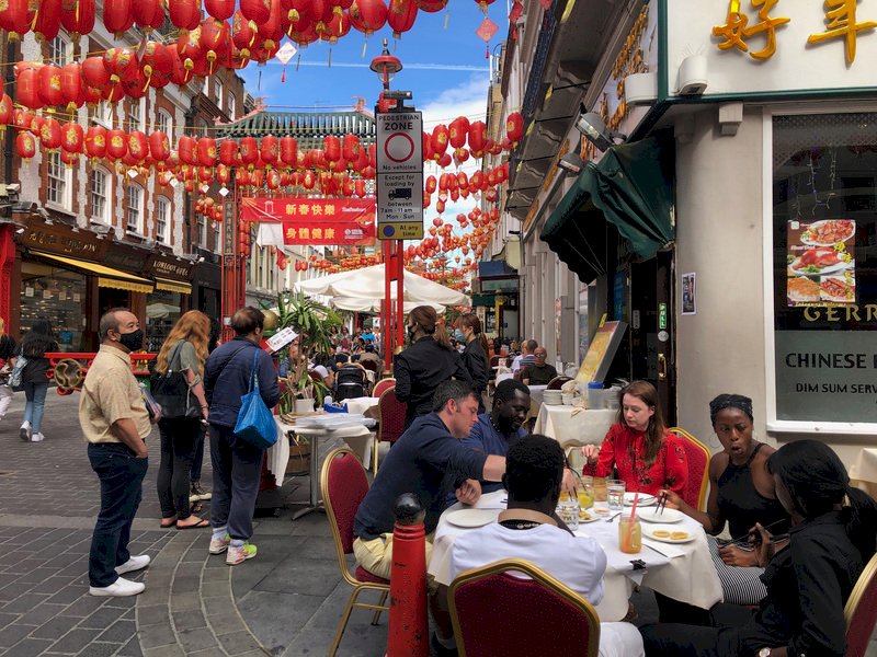 英推出吃外食救經濟 排擠業績起反效果