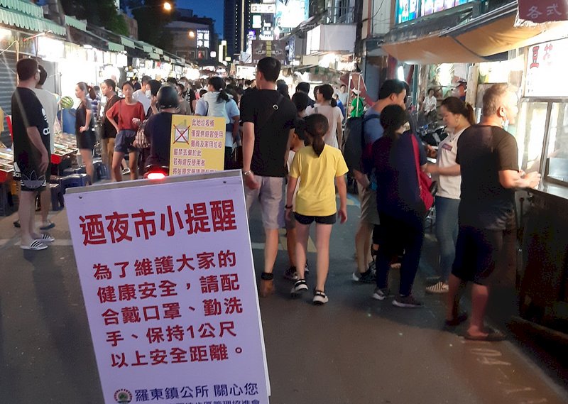 夜市人潮滿 遊客攤商戴口罩比例低