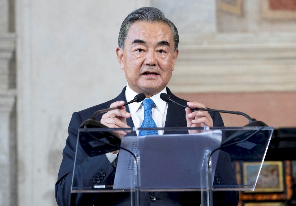 出訪大馬前中國漁船被扣 王毅為何還送利多？