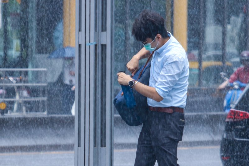 「閃電」陸警將於20：30發布 成60年來第8例海陸警齊發的11月秋颱