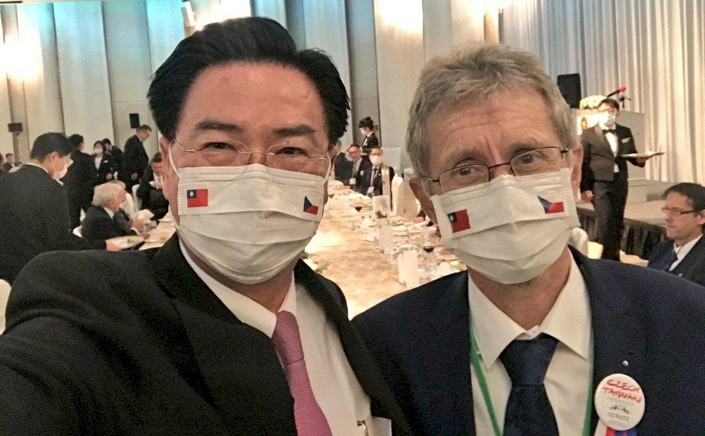 吳釗燮宴請捷克團 布拉格市長秀台灣同學卡片