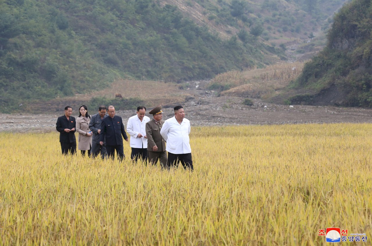 金與正神隱2個月後露臉　與金正恩視察災區