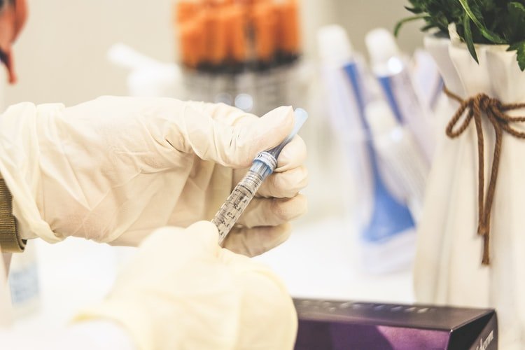 英國率先批准牛津疫苗 明年初開始施打