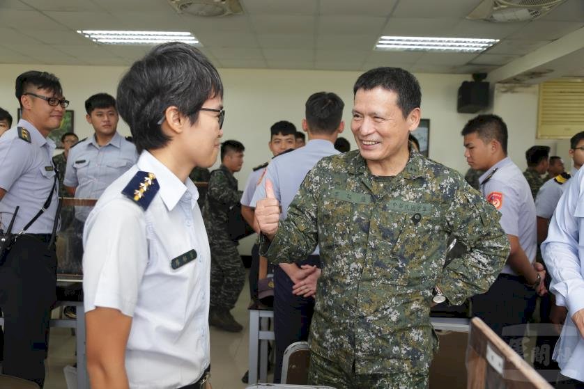 立榮軍包機被迫返航後 副參謀總長搭運輸機飛抵東沙
