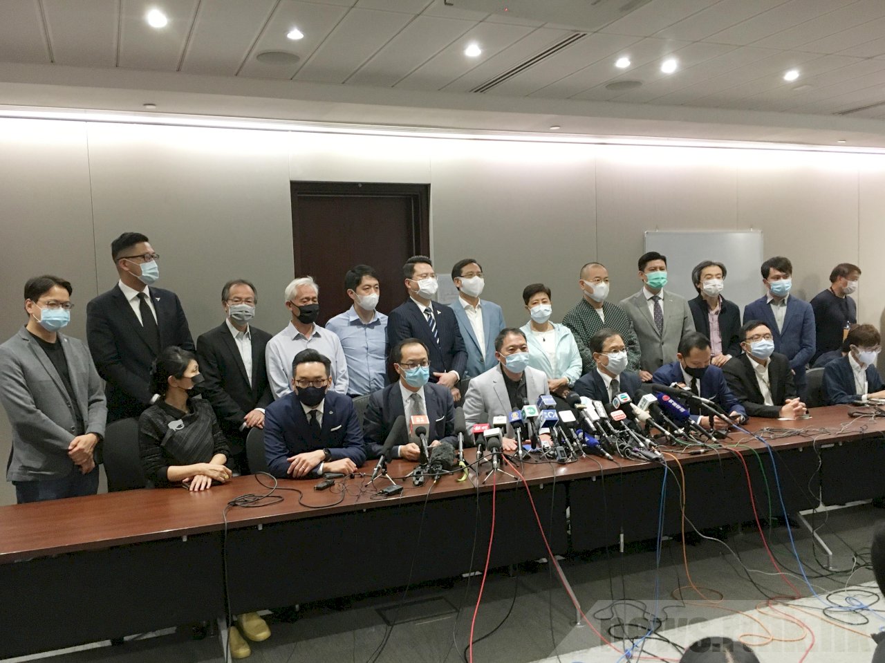 港民主派議員宣布總辭 民主派會議召集人：一國兩制今日正式死亡