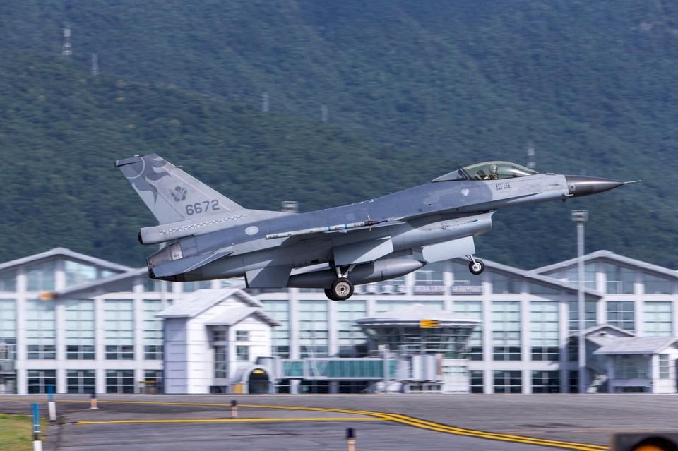 反潛定翼機續出動 搜救失聯F-16
