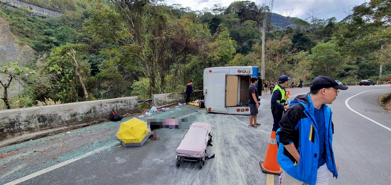 奧萬大發生遊覽車翻覆釀1死20傷 公路總局成立緊急應變小組