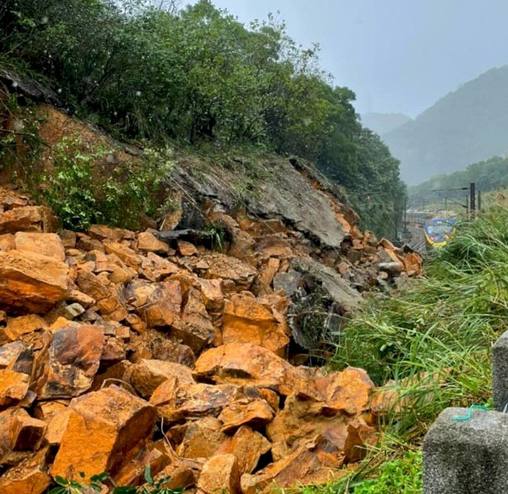 瑞芳猴硐間雨勢大出現泥流 台鐵暫停搶修
