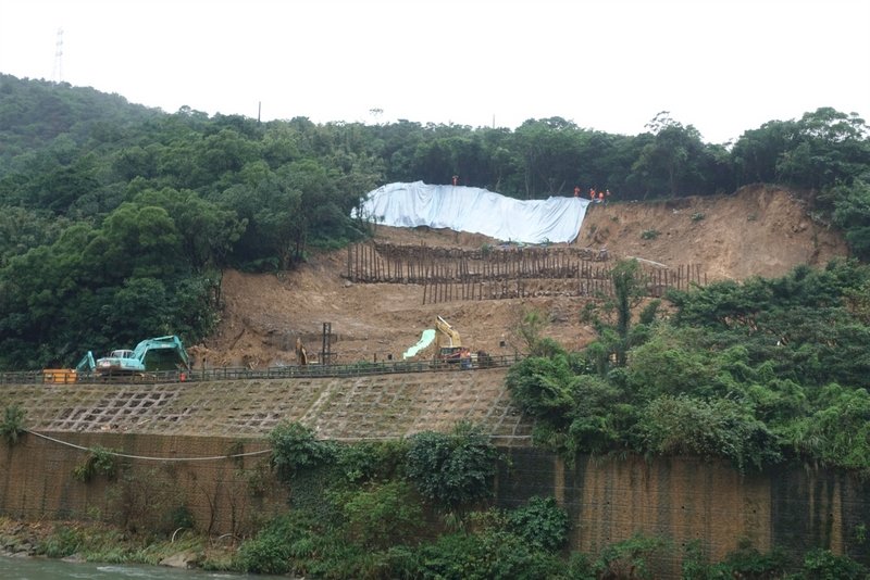 瑞芳猴硐間岩盤走山 台鐵：13日搶通目標不變
