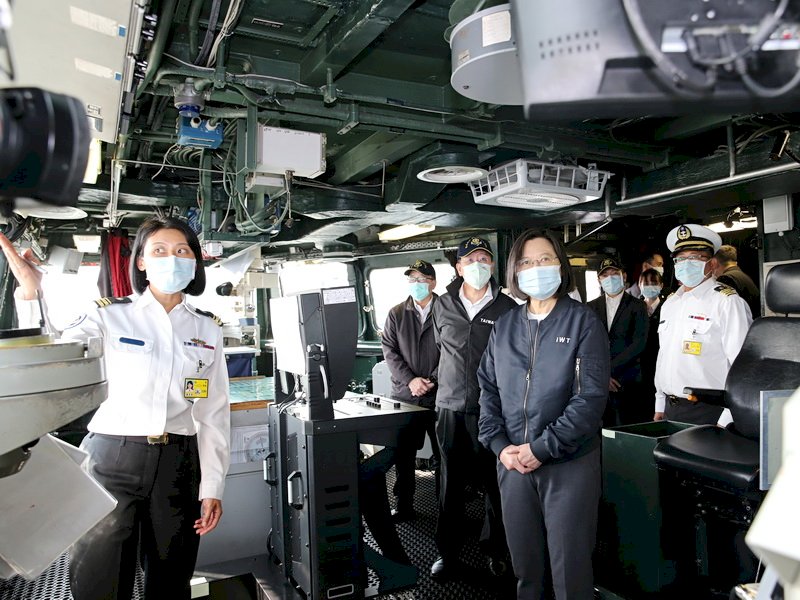 肯定捍衛藍色國土 總統：打造精良艦艇做海軍後盾