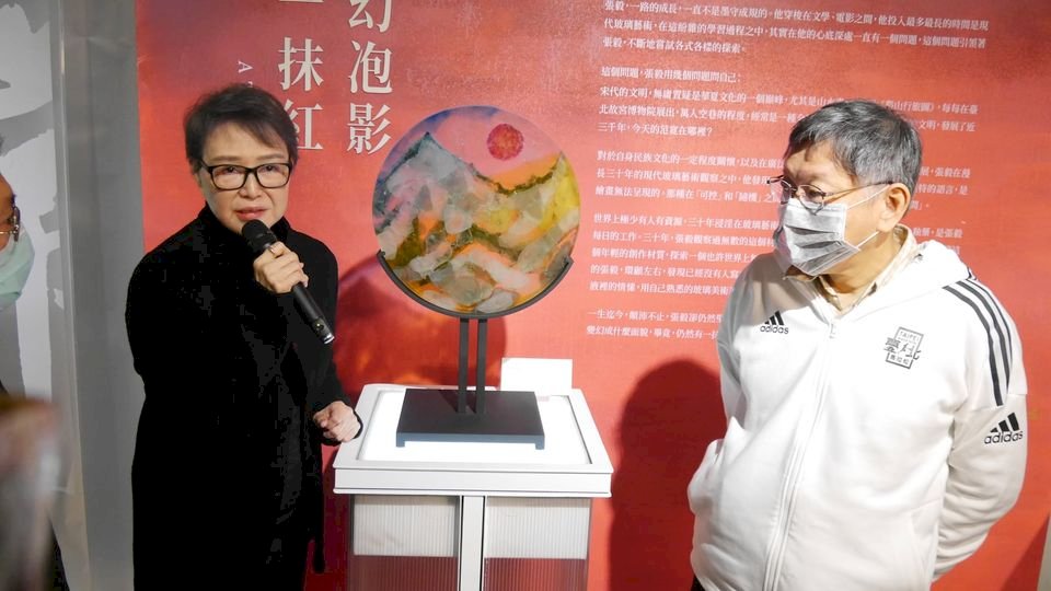 人生首次策展即張毅作品展  楊惠姍邊做邊哭