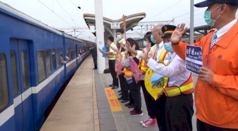 「藍皮普快」再會啦！鐵道迷不捨送別