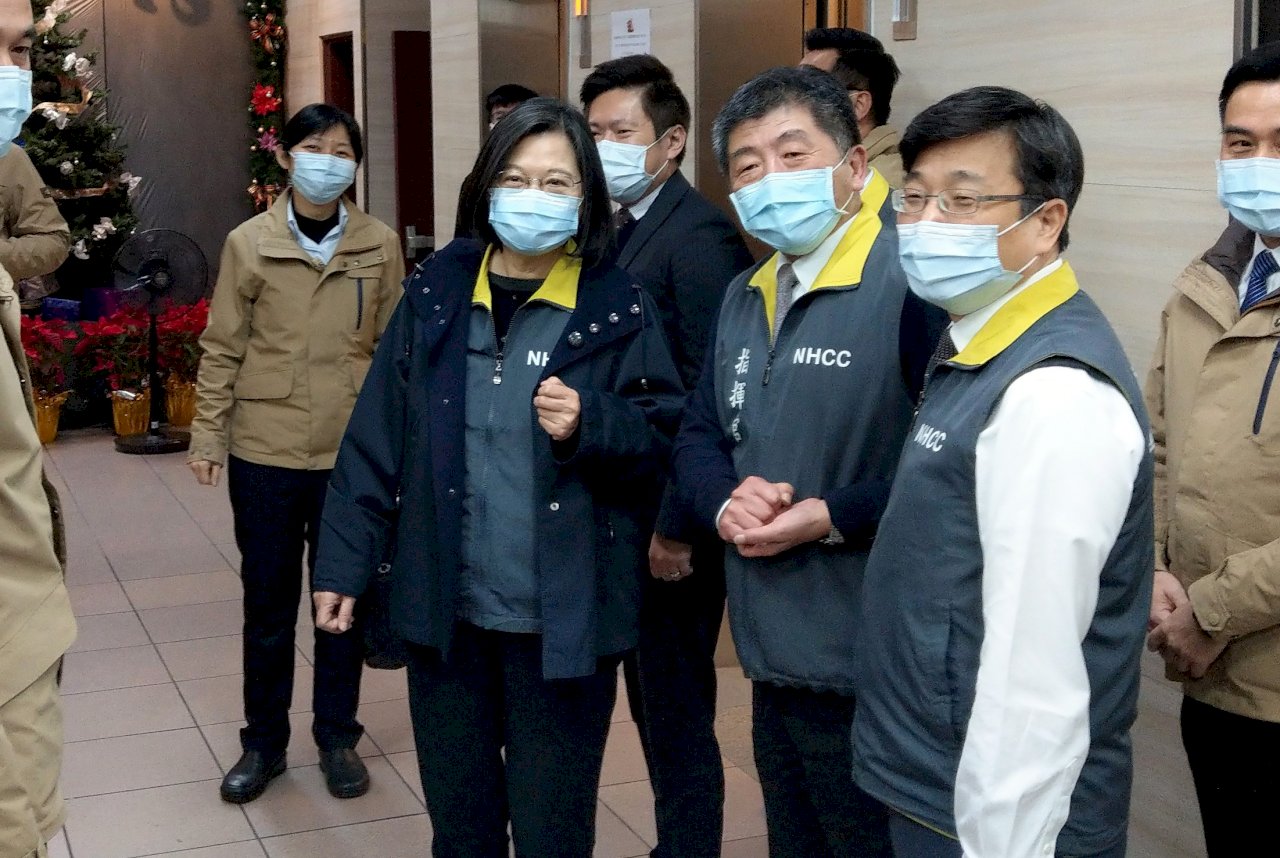 防疫週年 總統帶甜湯赴中央疫情指揮中心致謝(影音)