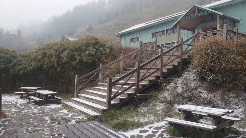 雪山降3月雪 圈谷附近積15公分