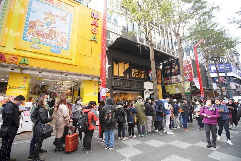哈日族排4小時搶入場 唐吉訶德台灣西門首店開幕