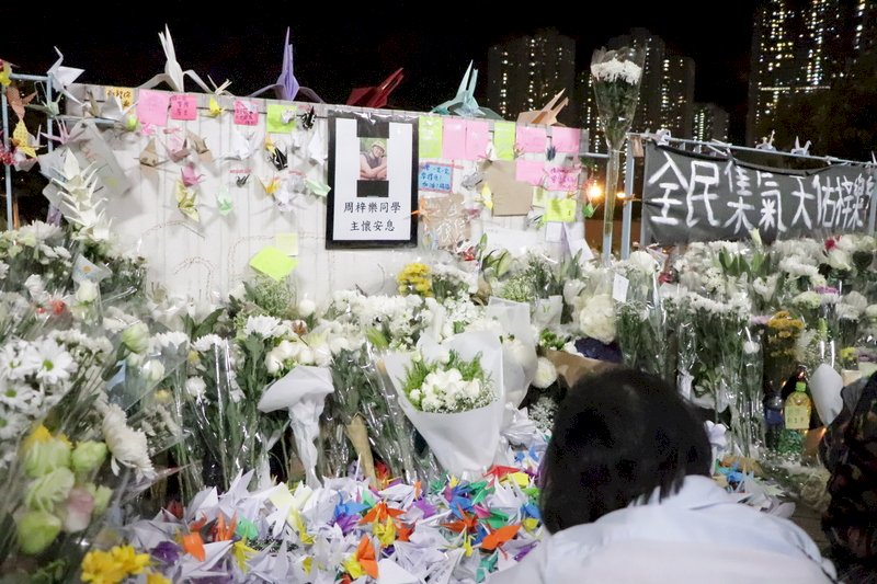 港科大學生會辦周梓樂追悼會 多人被罰