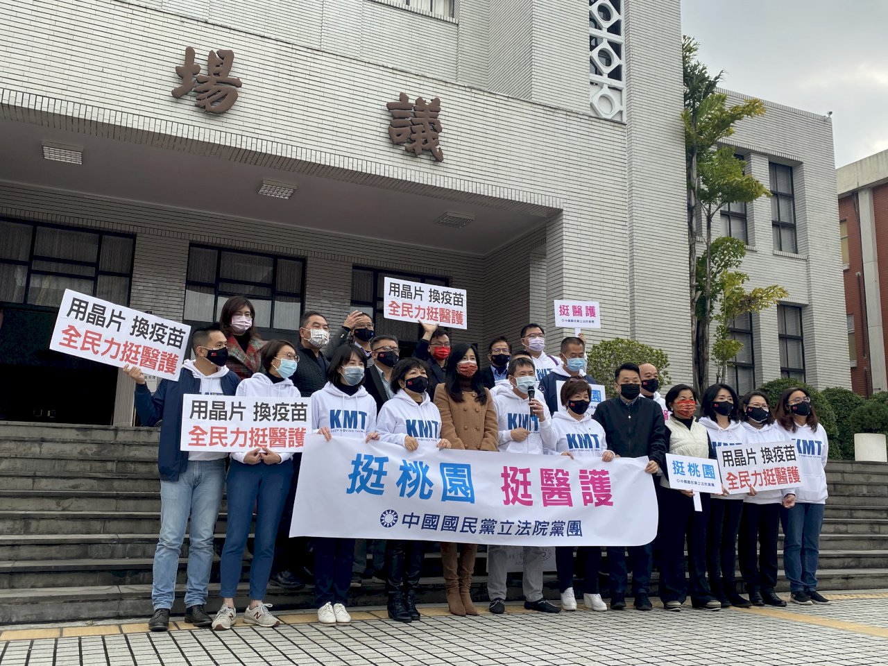國民黨團提「晶片換疫苗」公決案 優先供醫護